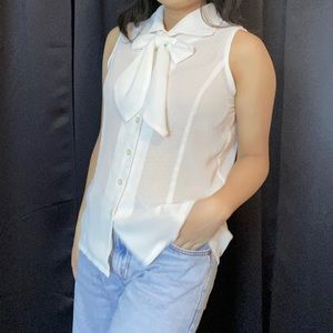 Sleevless blouse